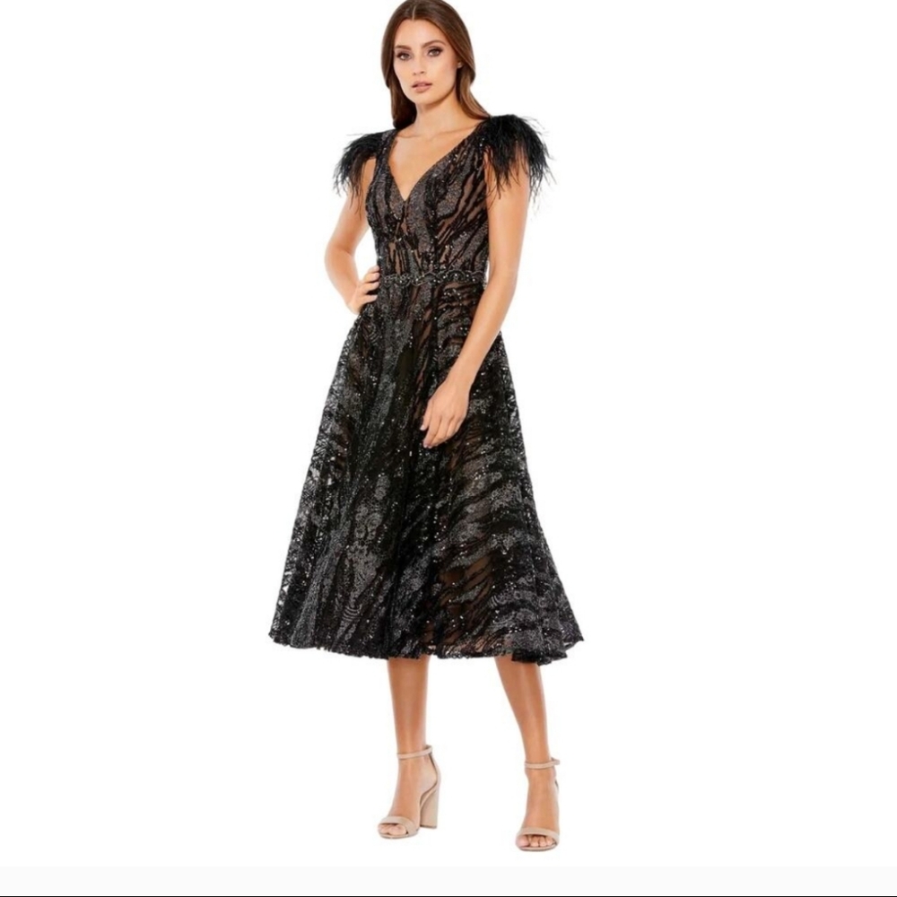 Mac Duggal NWOT Embellished Feather A-Line Gown in Black/Nude Size 6